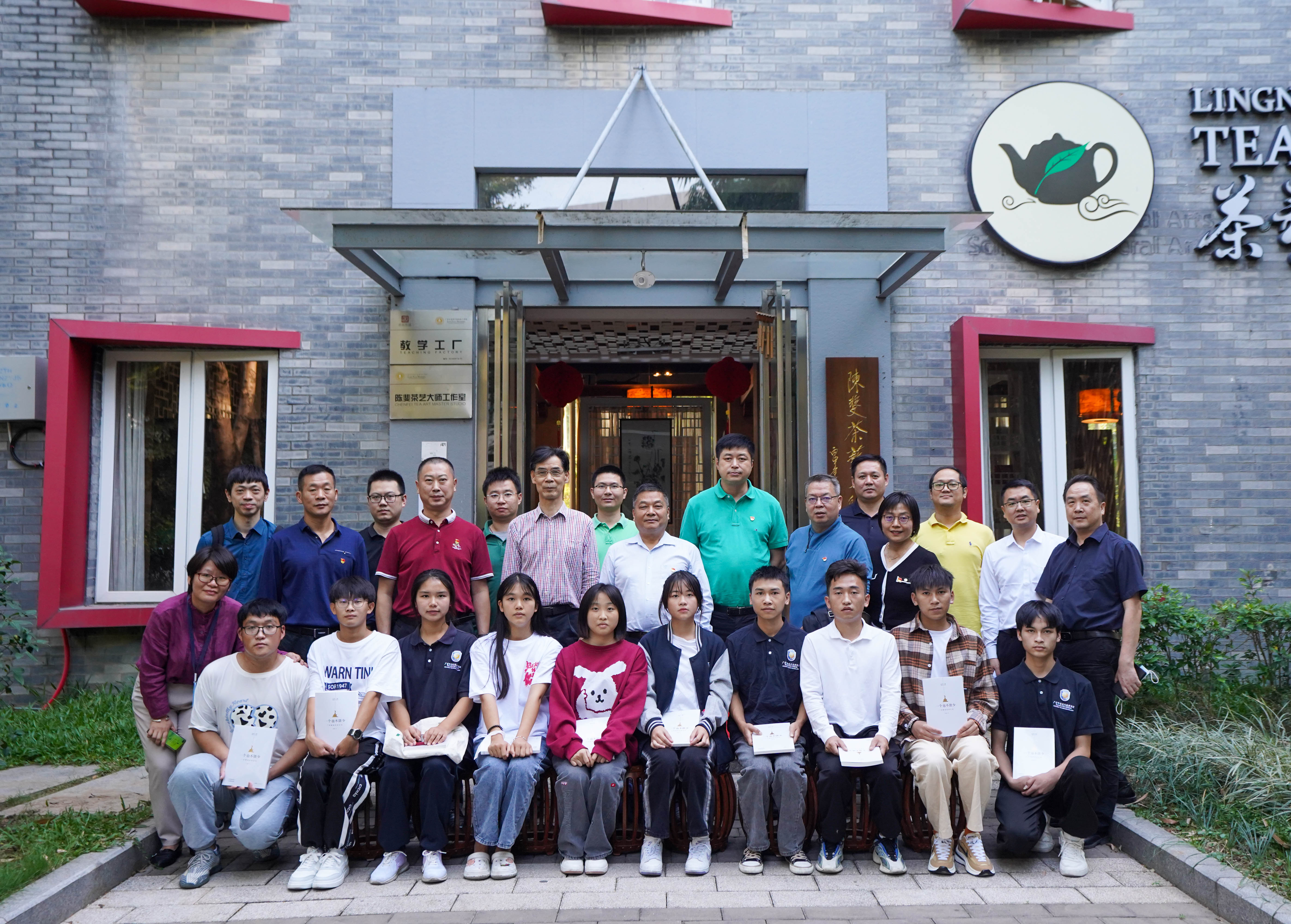 与“三都民族技工班”学员代表合照 .jpg